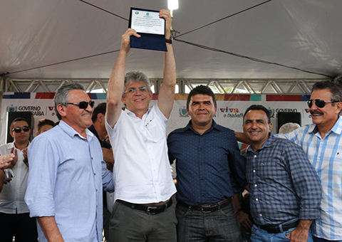 ricardo-assina-ordem-de-servico-da-adutora-de-nova-camara-na-cidade-de-arara-foto-francisco-franca-14.jpeg