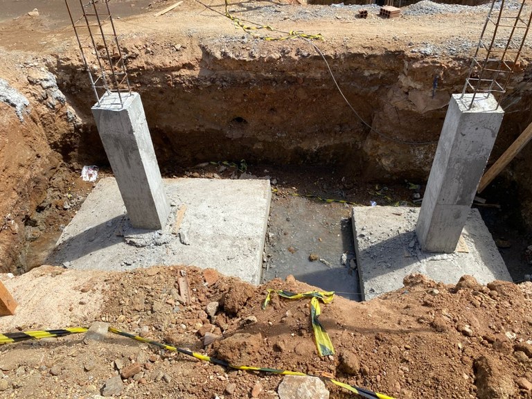 A fundação do espaço onde será instalado o acerelerador linear já com eçou a ser feita.jpg