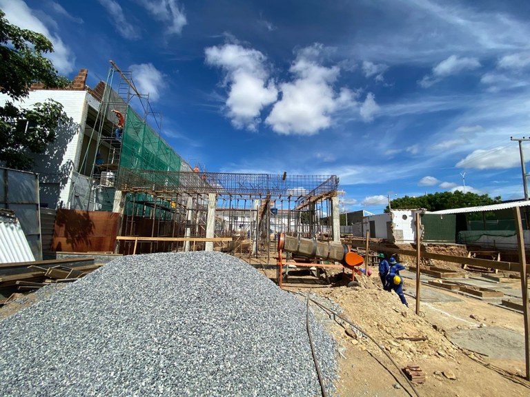 As obras do espaço onde será instalado o acelerador linear estão na fase de fundação.jpg