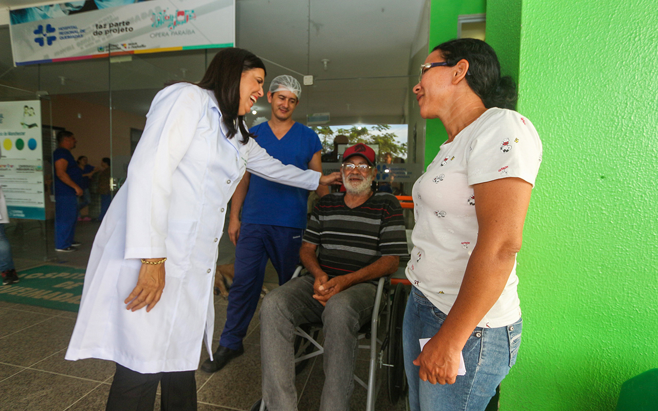 gov exerc ligia visita hosp de queimadas foto junior fernandes (11).jpg