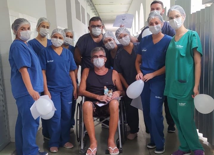 Parte da equipe do hospital que cuido de Levy durante os 29 dias em que ele permaneceu internado.jpeg