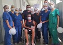 Parte da equipe do hospital que cuido de Levy durante os 29 dias em que ele permaneceu internado.jpeg