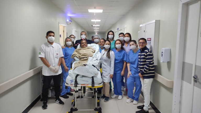 Paciente com doença rara recebe alta (2).jpeg