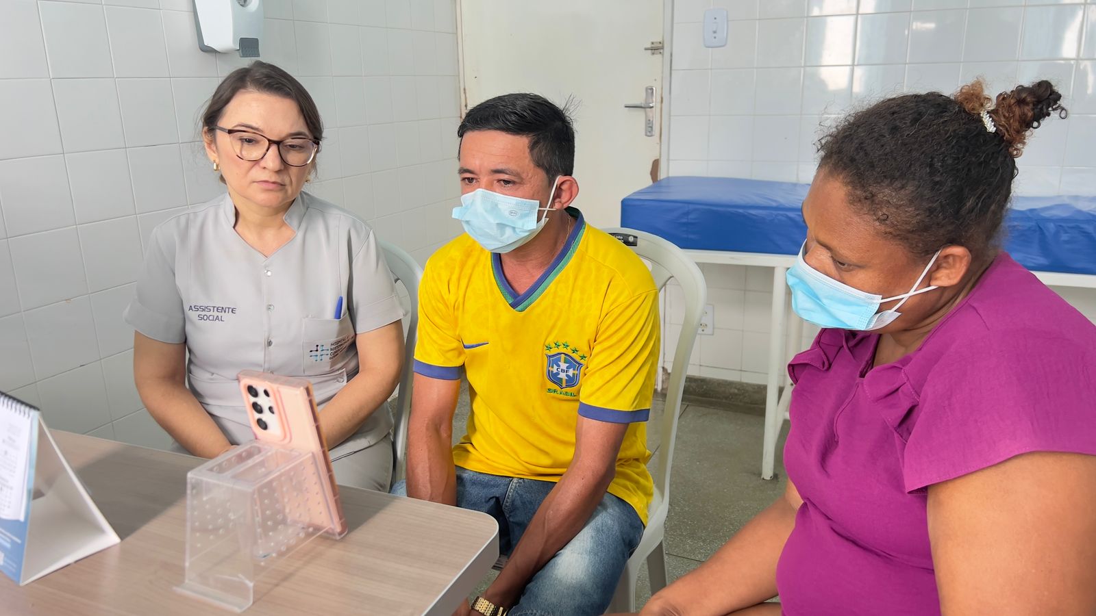 Assistente Social, Maria José, do Hospital de Coremas, e a esposa dele, a Sra. Andrea,e o Sr. José na teleconsulta.jpg