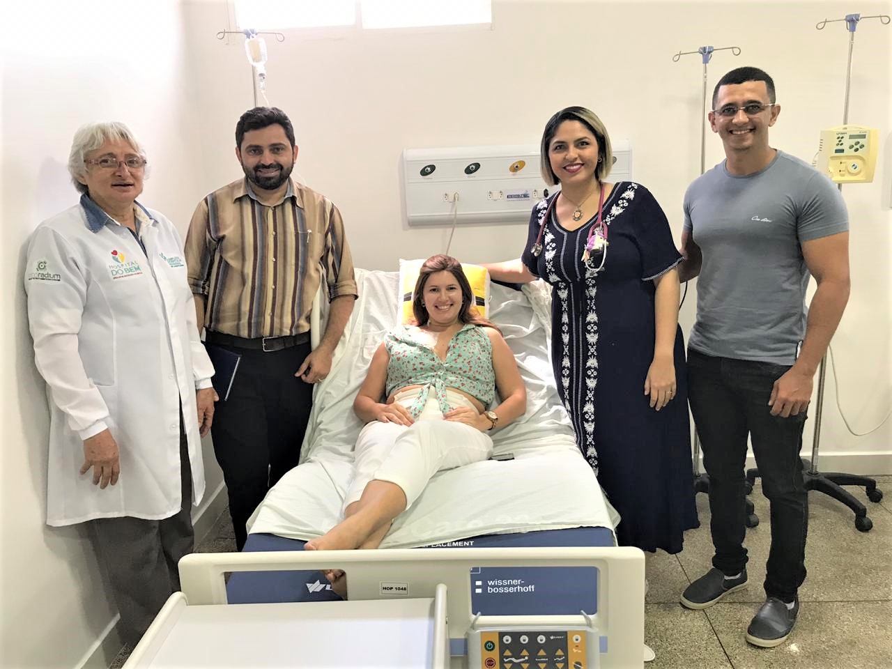 Marlira Freitas, Dr. Wostenildo, Renata, Dra Nayhara e Thiago coordenador do Hospital do Bem anes da sessão de quimio de hoje.jpeg