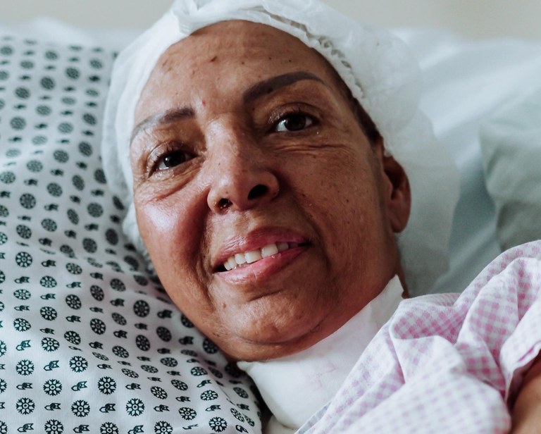 Após quatro meses internada no Hospital Metropolitano, paciente em cuidados paliativos se recupera de AVC hemorrágico em decorrência de uma malformação arteriovenosa 2.jpeg