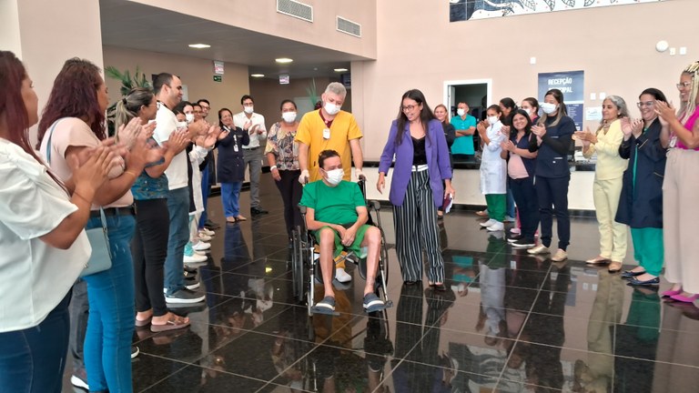 Paciente que realizou transplante no Hospital Metropolitano recebe alta hospitalar 3.jpg