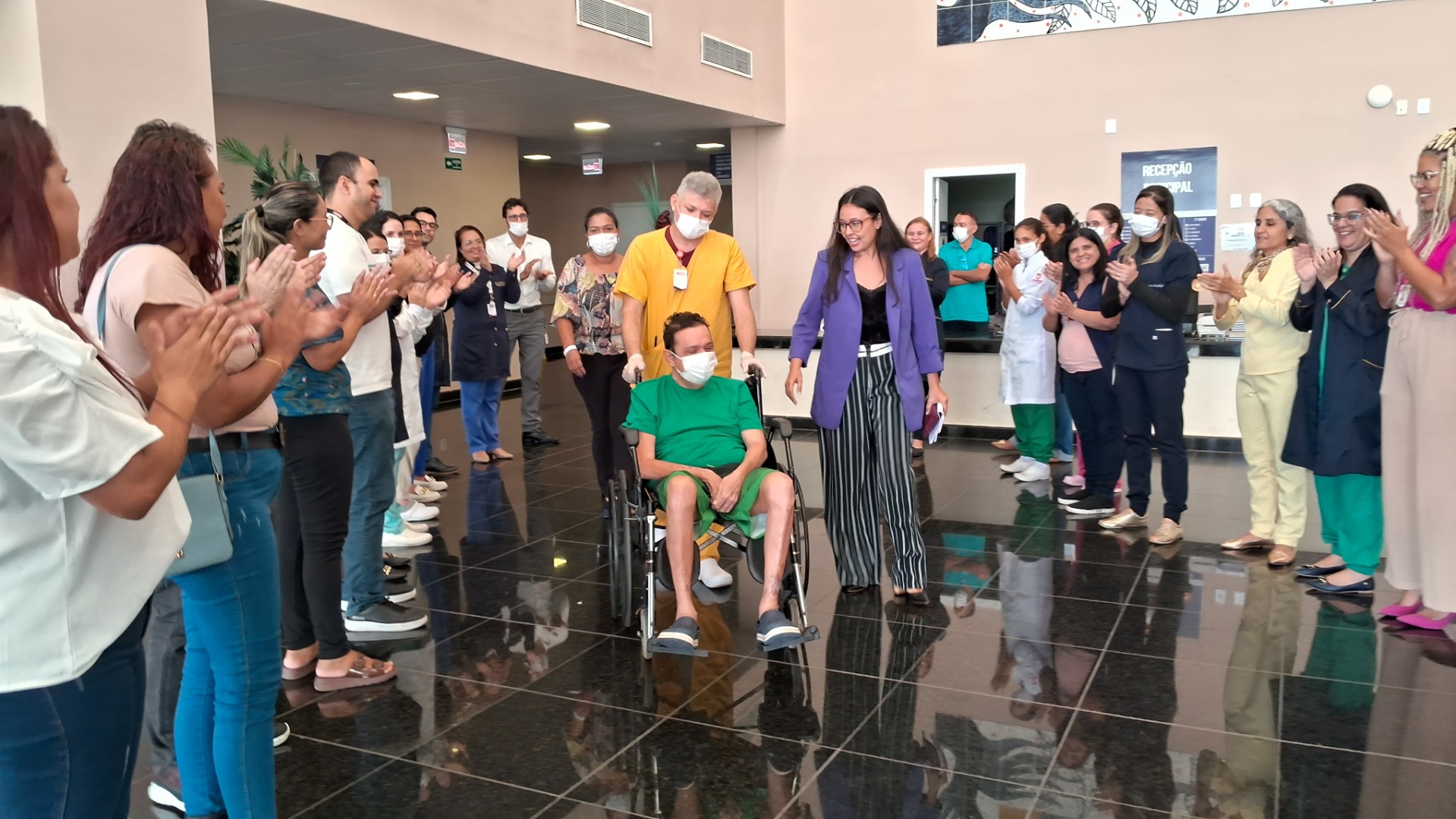 Paciente que realizou transplante no Hospital Metropolitano recebe alta hospitalar 3.jpg