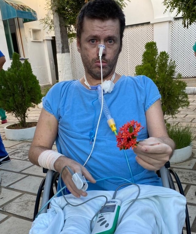 Kairone Petrovino agradeceu a equipe que cuida dele com esse gesto.jpg