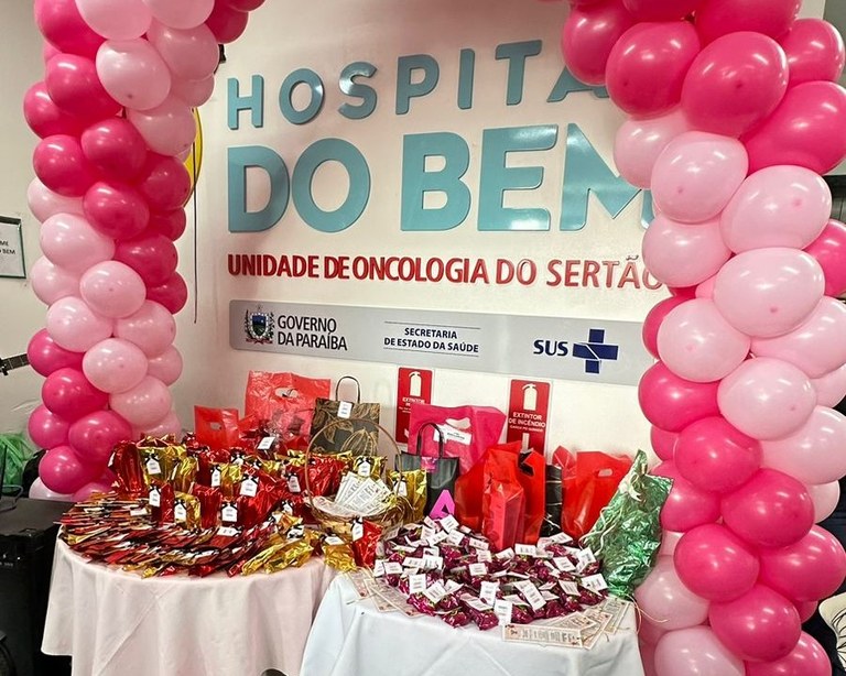 A ação teve decoração temática e distribuição de brindes, mensagens  e chocolates.jpg