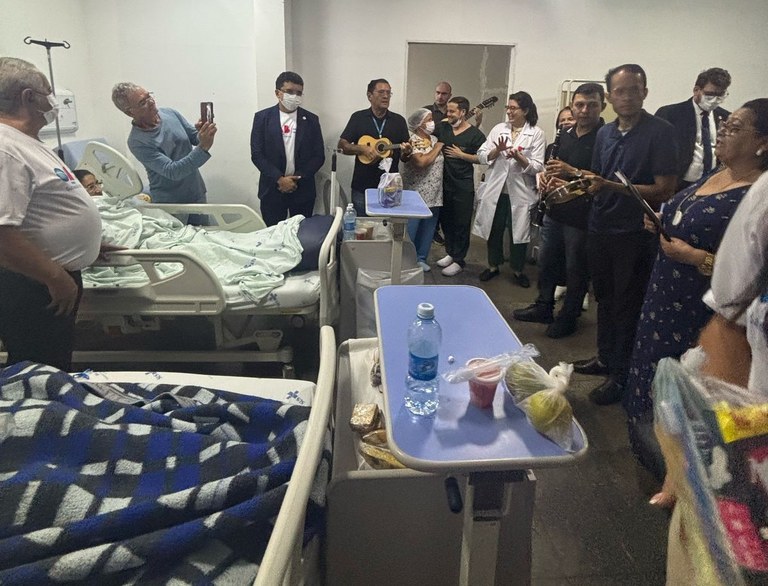 As entregas dos kits e apresentações musicais  aconteceram nas enfermarias do Hospital do Bem.jpg