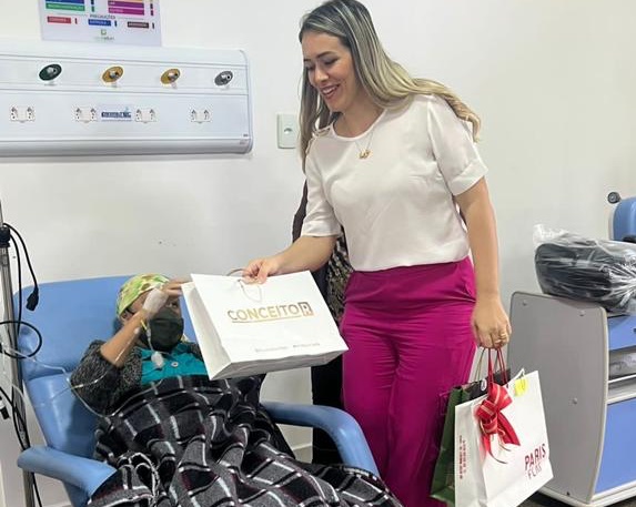 As pacientes receberam presentes.jpeg