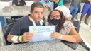 A esposa Sislane, que acompanha o agricultor Francisco Dantas, foi quem entregou o certificado de 'Melhor Pai do Mundo'.jfif