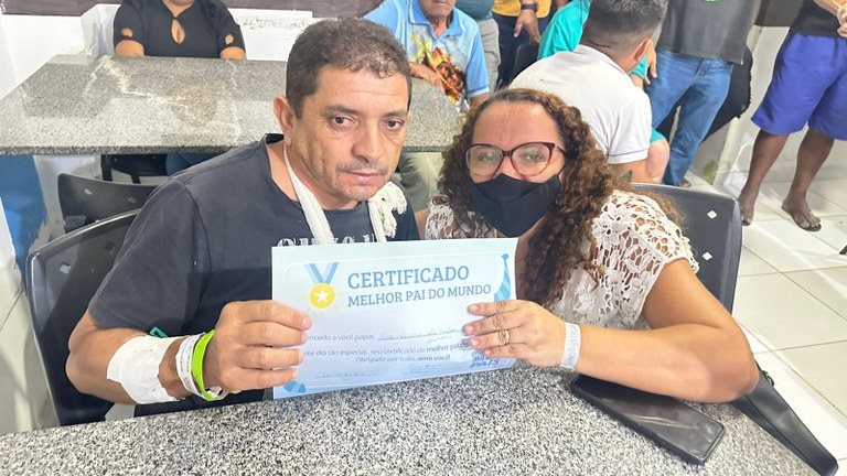 A esposa Sislane, que acompanha o agricultor Francisco Dantas, foi quem entregou o certificado de 'Melhor Pai do Mundo'.jfif