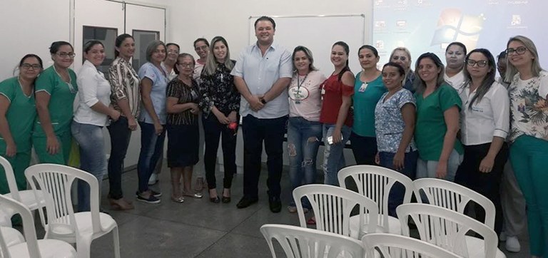 O-diretor-geral-da-Maternidade-Dr.-Umberto-Junior-e-as-profissionais-da-unidade-que-participaram-da-palestra.jpeg