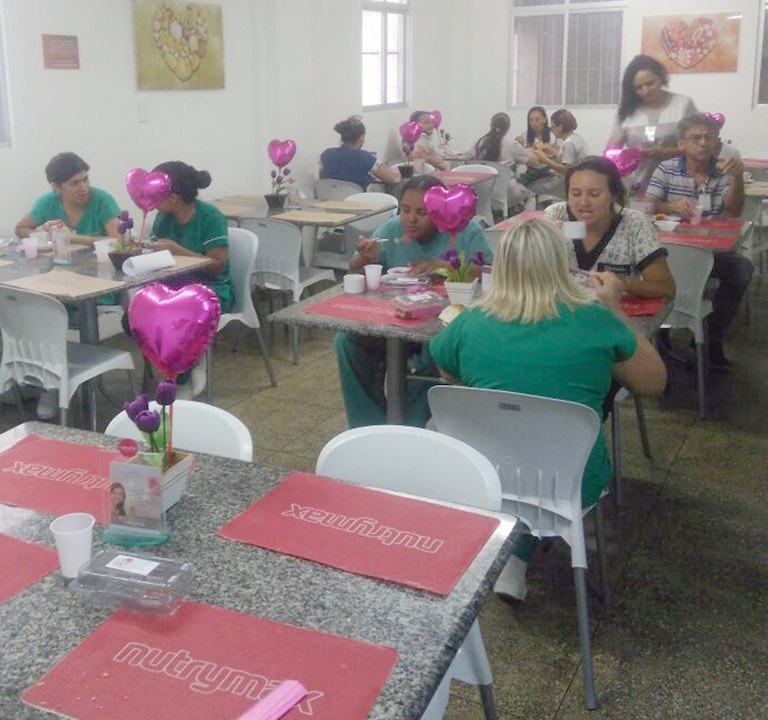 O-refeitório-ganhou-decoração-com-corações-vermelhos.jpeg