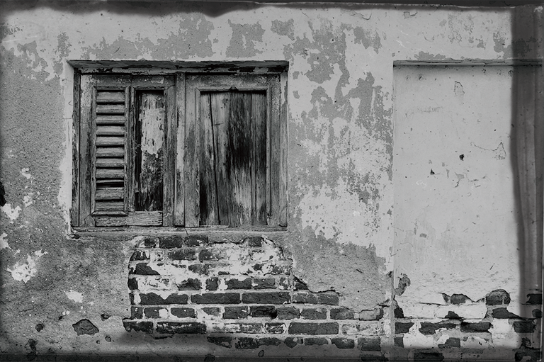 Felipe Tomaz de Morais, da série _Patrimônio vernacular_, 2025, impressão fotográfica sobre escombros de construções históricas, 10 x 60 x 80 cm cada. Foto_ Divulgação_1.png
