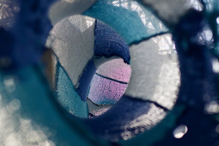 Inara Marchi, Pirossomos, 2025, cerâmica, tricô e madeira, 200 x 600 x 100 cm. Foto_ César Formiga_4.jpg