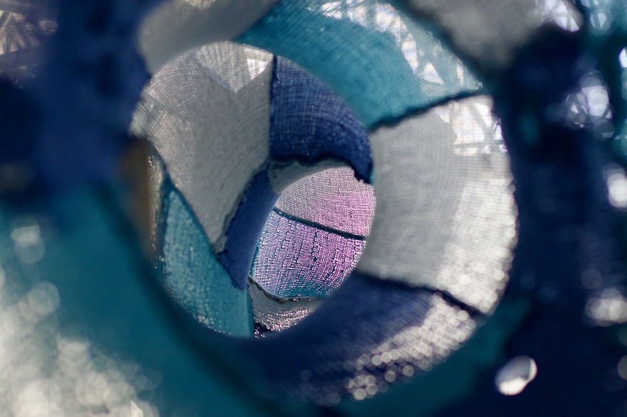 Inara Marchi, Pirossomos, 2025, cerâmica, tricô e madeira, 200 x 600 x 100 cm. Foto_ César Formiga_4.jpg