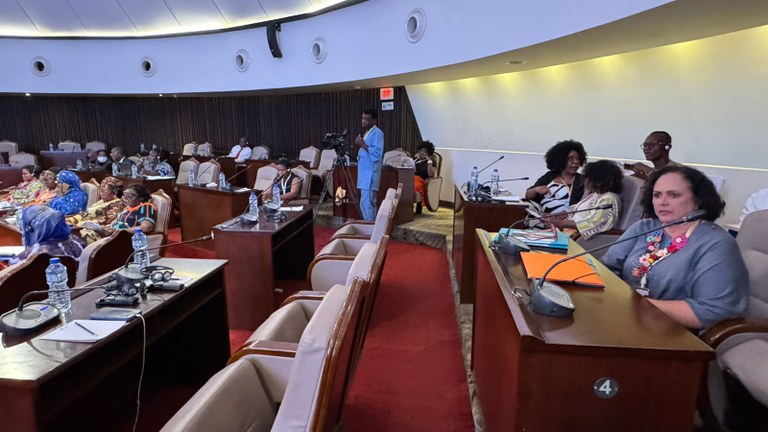 lidia na comissao de reparação.jpeg