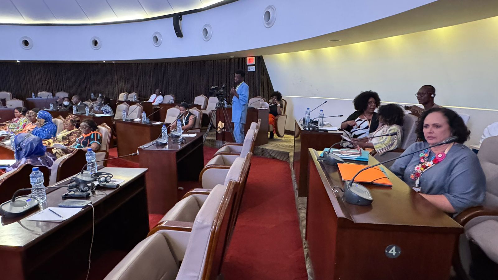 lidia na comissao de reparação.jpeg