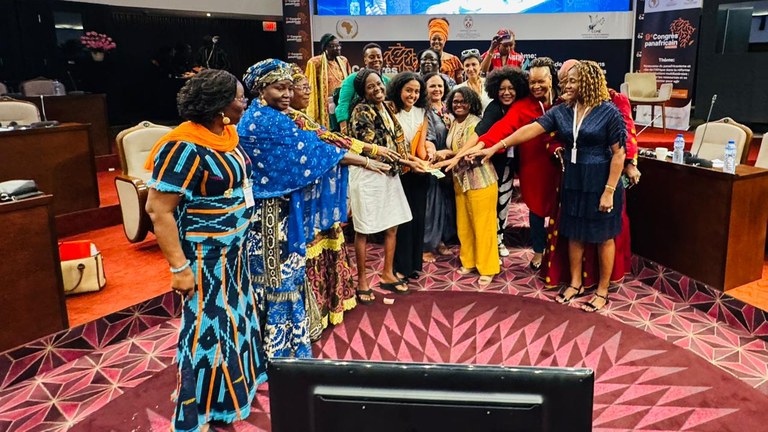 simbolo de fundo, mulehers seguram dinheiro.jpeg