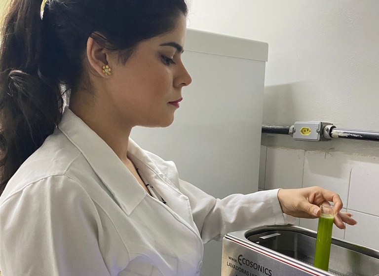 Doutoranda utilizando ultrassom para a elaboração da bebida.jpeg