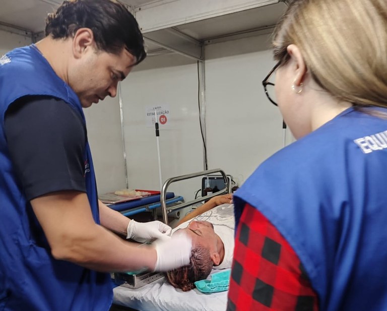 Médico examina paciente que teve ferimento na cabeça.jpg