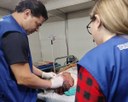 Médico examina paciente que teve ferimento na cabeça.jpg
