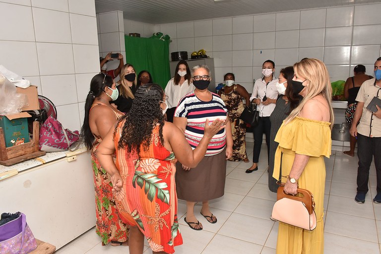 Visita da primeira-dama as marisqueira de Pitimbu (8).JPG