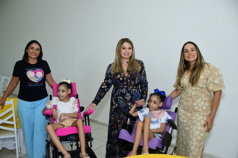 2025.11.12 Primeira-dama Ana Lins participa da comemoracÌ§aÌo de 10 anos do IPESQ - com as geÌmeas Maria Alice e Maria CeciÌlia Â© Julio Cezar Peres1.JPG