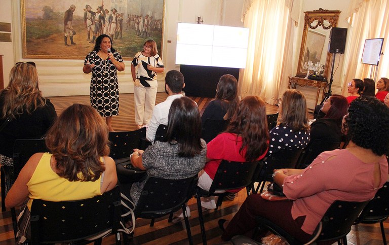 primeira dama condecorada em evento da mulher_foto alberi pontes (2).JPG