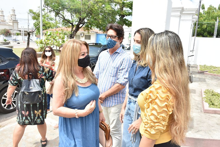 Primeira-dama visita as homenageados do 33 salão do artesanato (1).JPG