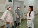 Enfermeira Priscila Lima, do Paraíba Contra o Câncer, conversa com pacientes antes do procedimento.jpg