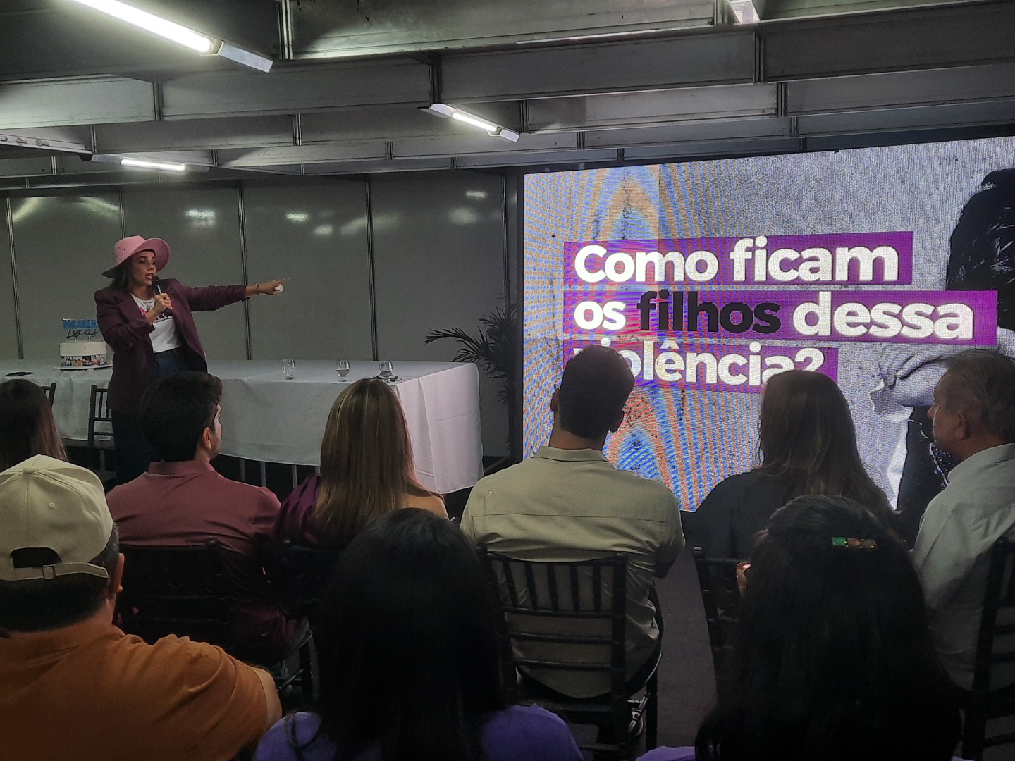 Camila Mariz Ribeiro - Palestra sobre o programa Antes que Aconteça.jpg