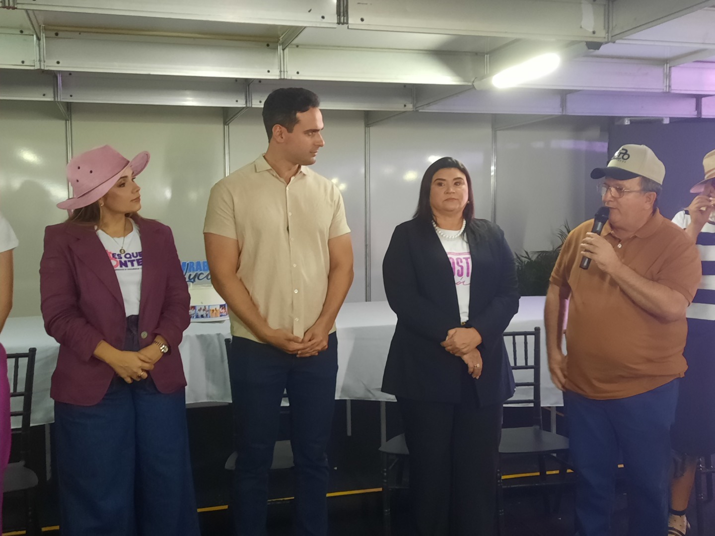Secretário Joaquim Hogo fala durante o Encontro de Mulheres do Agro.jpg