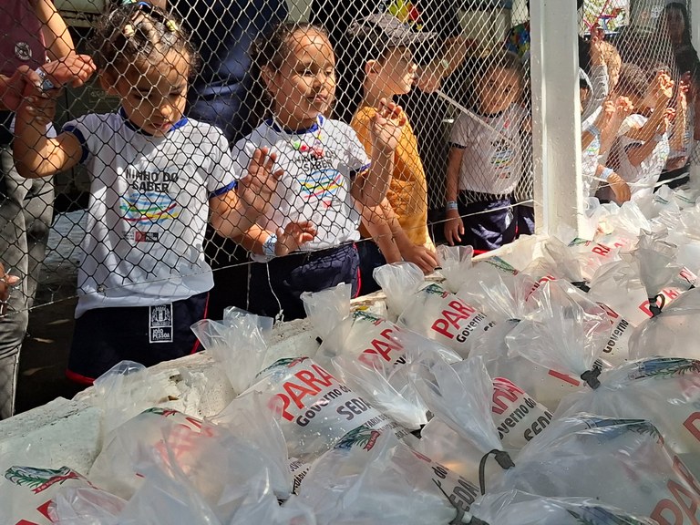 Crianças visitam o programa da piscicultura.jpg