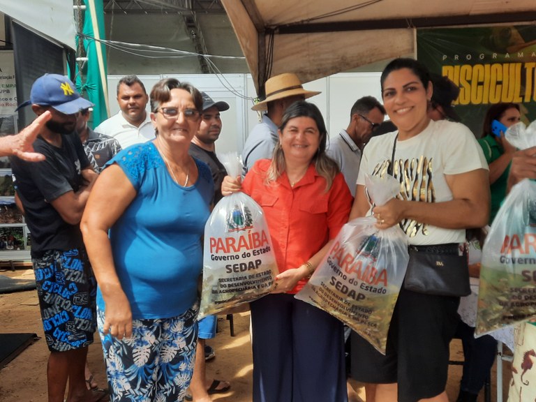 Maria José Carneiro recebe alevinos.jpg