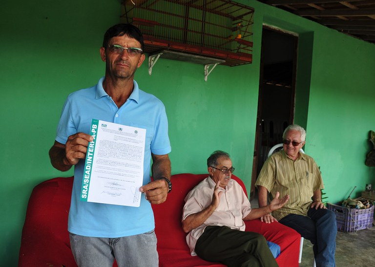 06_03_2020 Agricultores exibem com satisfação título de posse de terras concedido pelo governo (3).JPG