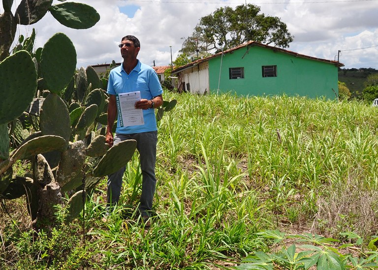06_03_2020 Agricultores exibem com satisfação título de posse de terras concedido pelo governo (6).JPG