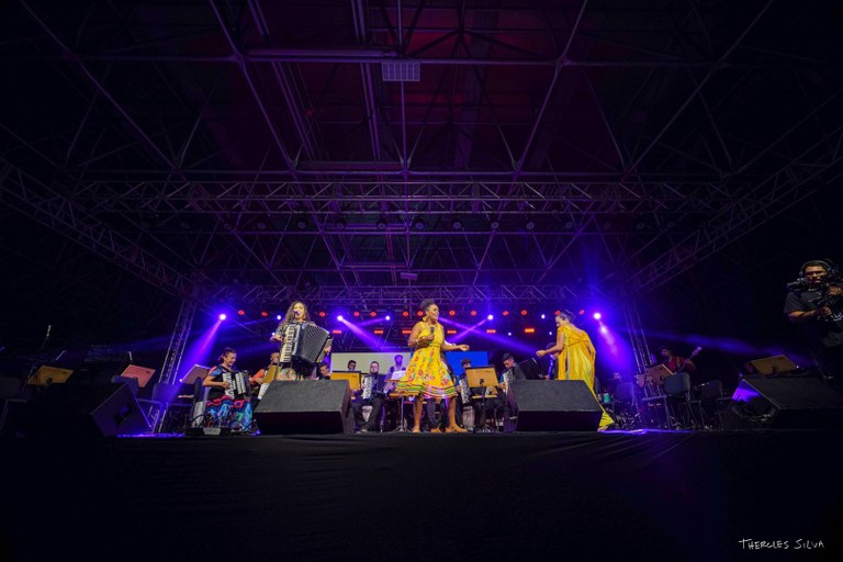 BELLA E HELAYNE E MARIA COM ORQUESTRA.jpg