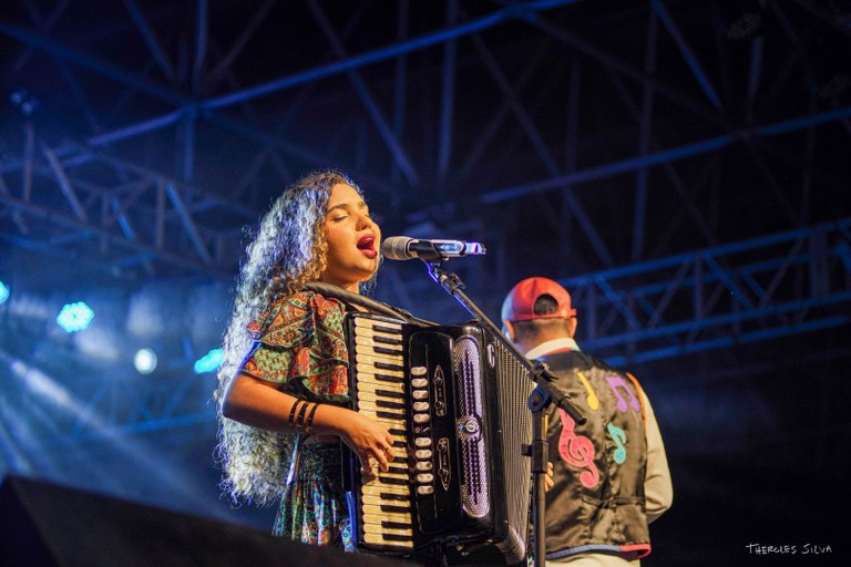BELLA RAIANE COM ORQUESTRA SANFONICA.jp.jpg