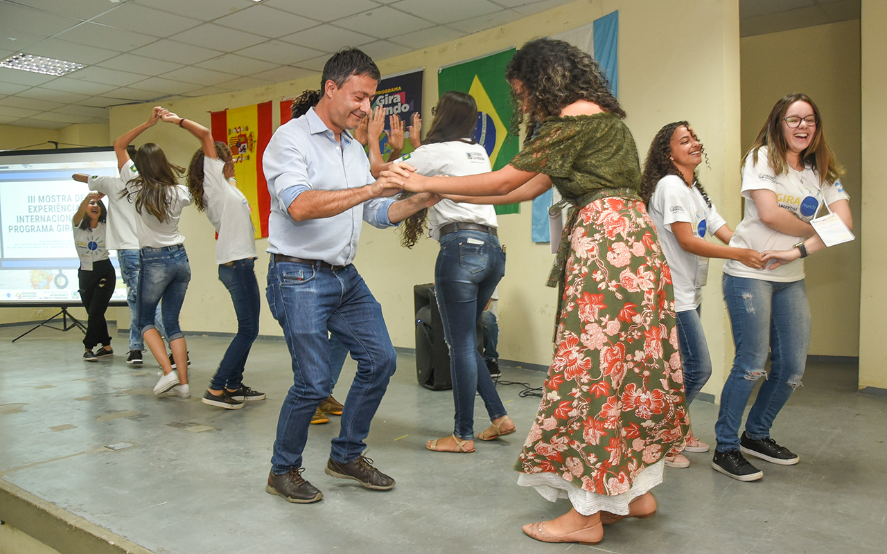 seect estudantes giramundo realizam III mostra experiencias internacionais foto delmer rodrigues (1).jpg