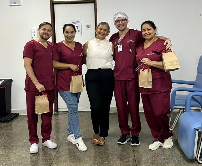 Letícia com a equipe do Hospital do Bem, de Patos.jpeg