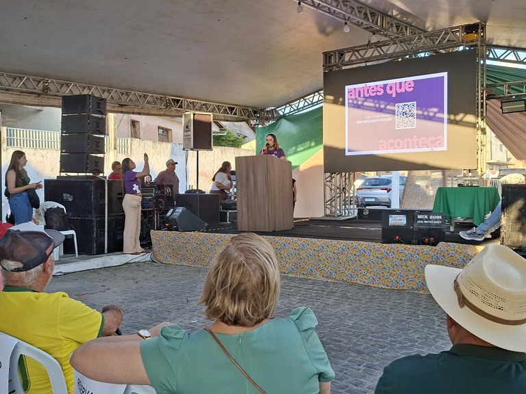 Palestra da advogada Camila Mariz Ribeiro sobre o programa Antes que Aconteça.jpg