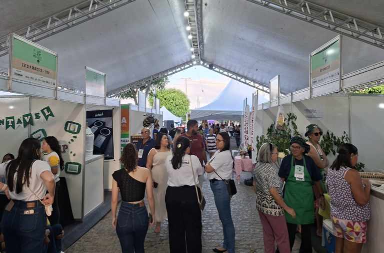 Stands exposição 11a Festa da Mandioca - Puxinanã.jpg