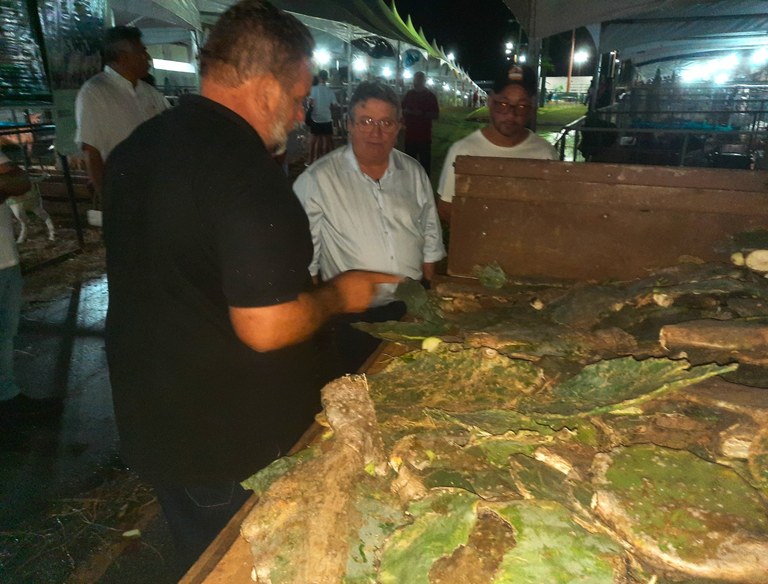 Secretario Joaquim Hugo (camisa clara) e o prefeito de Gurjão (José ELias Borges).jpg