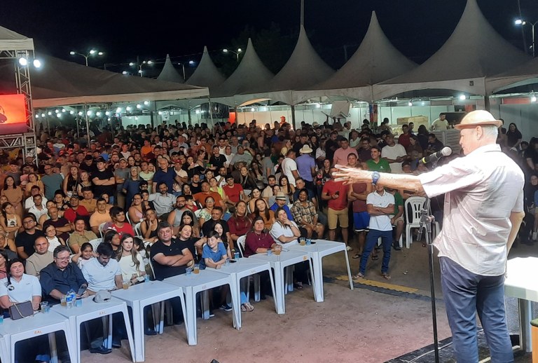 Zé Lezim fez o grande público se divertir na primeira noite da Expo Riacho.jpg