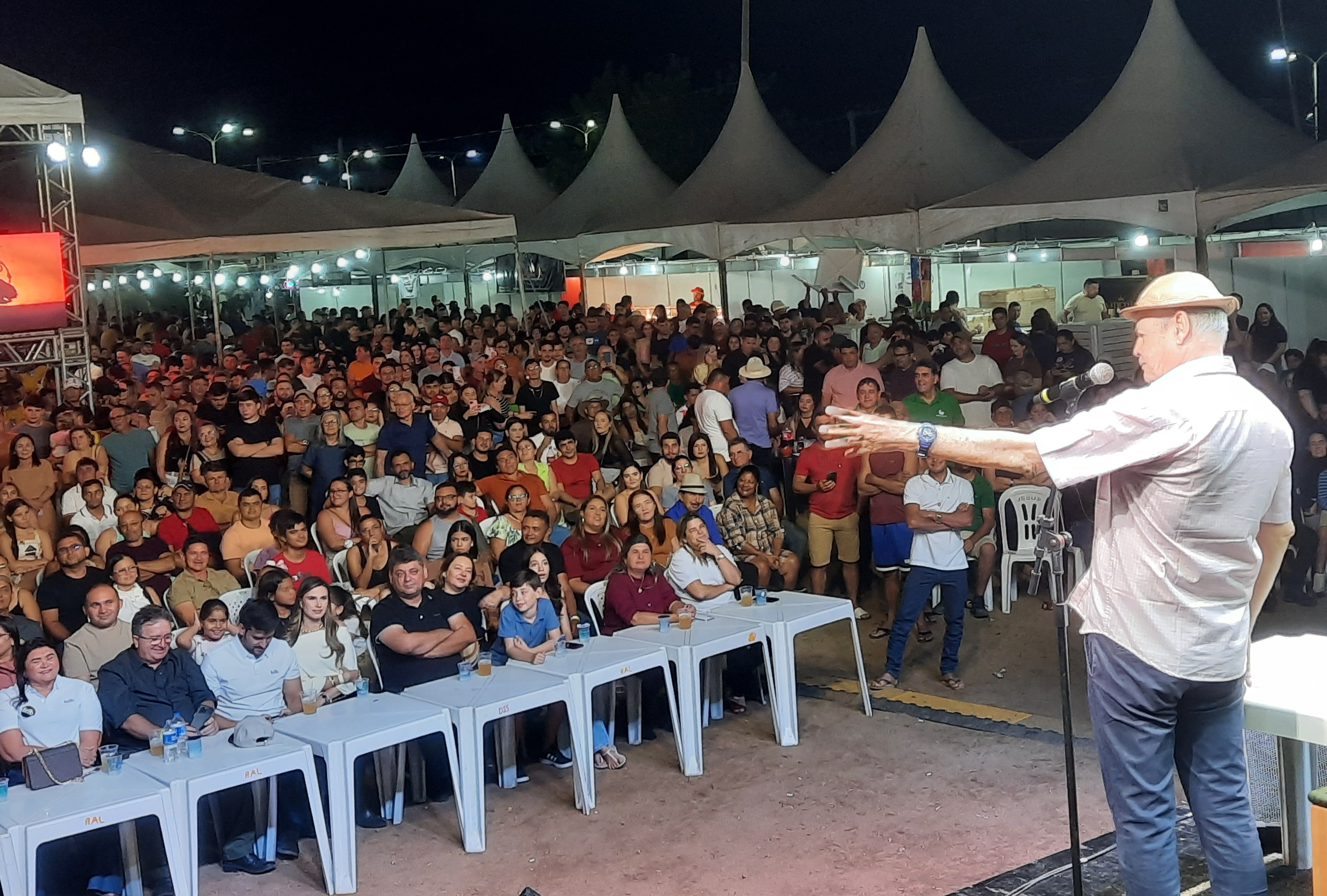 Zé Lezim fez o grande público se divertir na primeira noite da Expo Riacho.jpg