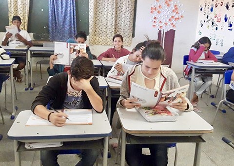 Projeto-Aprendiz-de-poeta-rimas-do-meu-lugar-transforma-relacao-de-alunos-com-a-liter-3.jpg